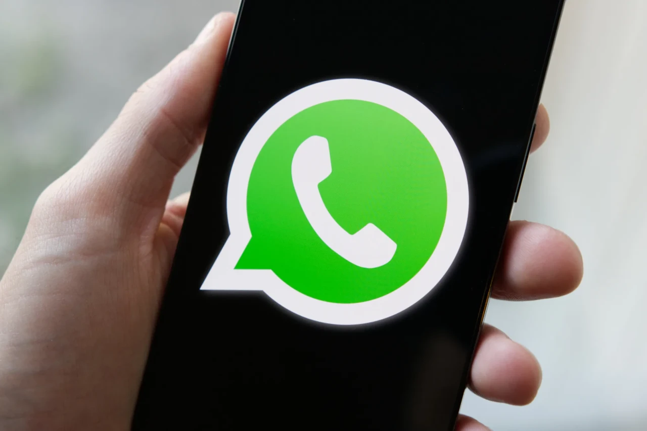 whatsapp_logo_phone_close_1788897778